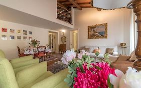 Quiet And Classic On Two Floors, By Trevi Fountain - Fromhometorome